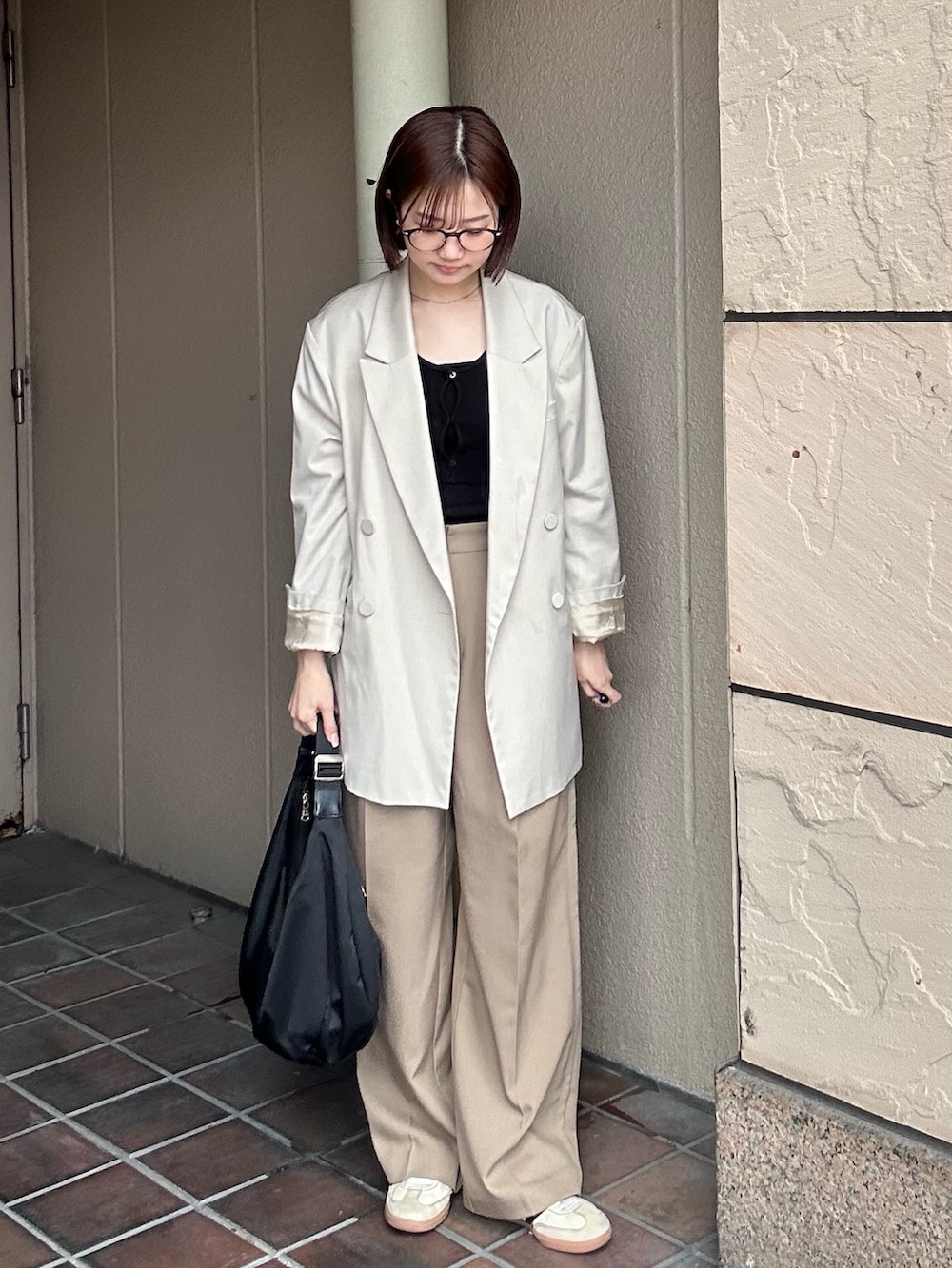 ブラック系のショルダーバッグを着用したレディースの春コーディネートの4枚目の写真