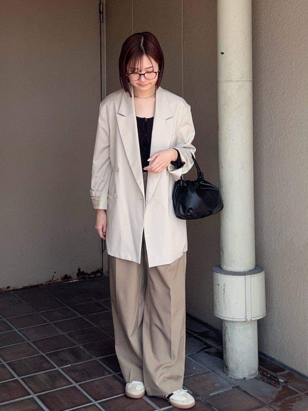 ブラック系のショルダーバッグを着用したレディースの春コーディネートの2枚目の写真