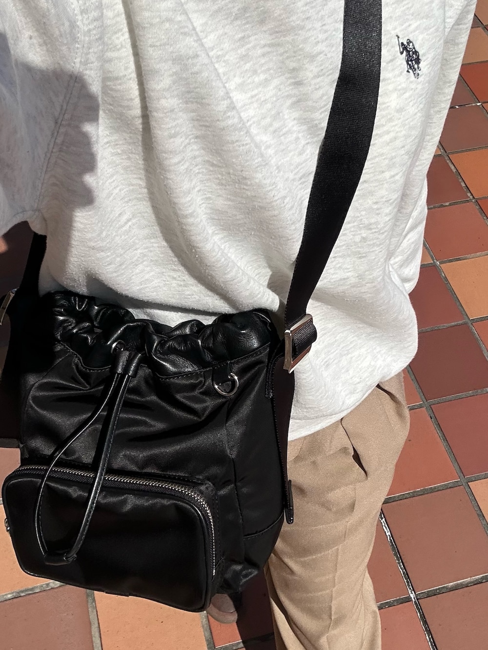 ブラック系のショルダーバッグを着用したレディースの春コーディネートの4枚目の写真