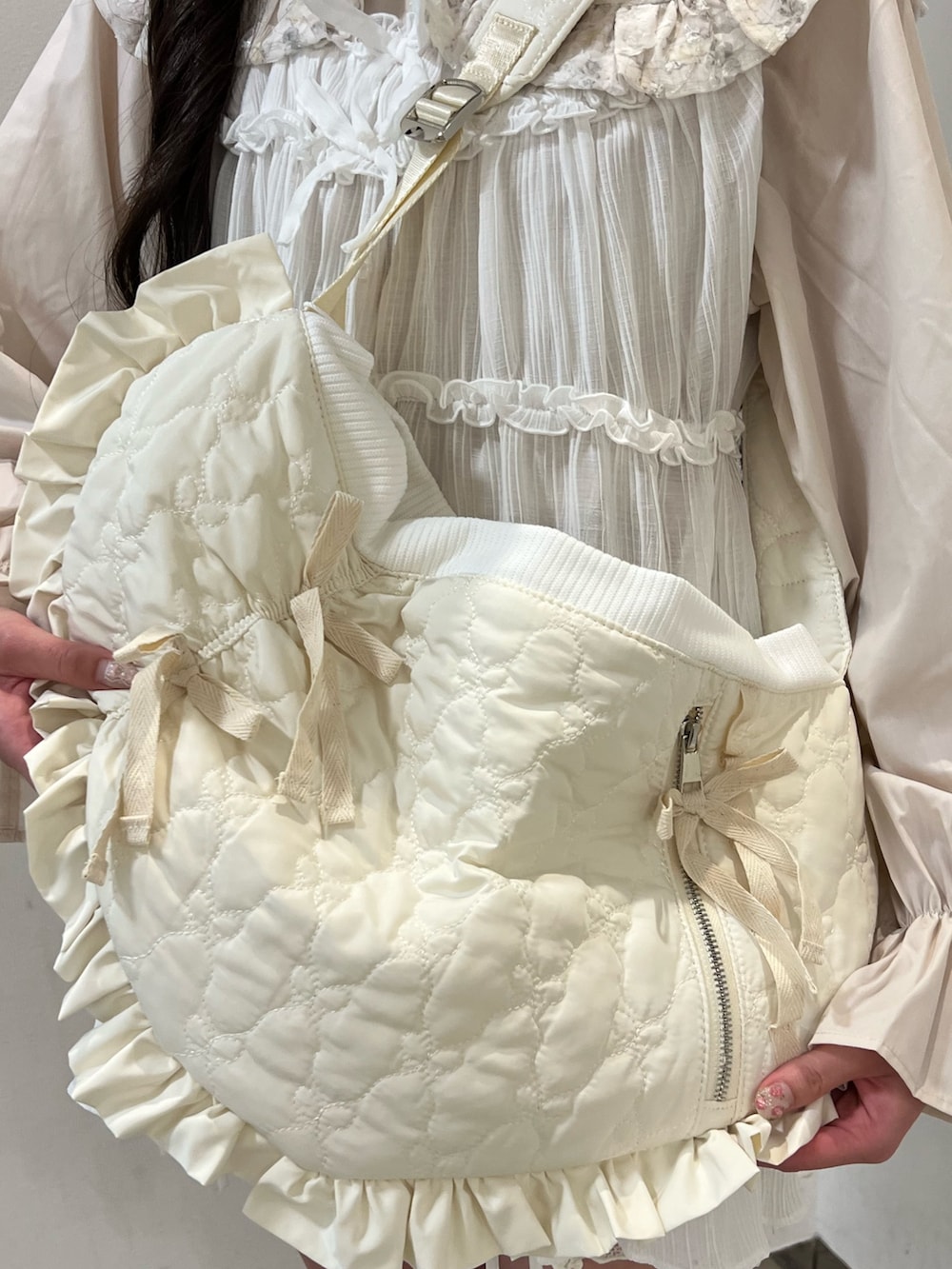 ホワイト系のシャツ/ブラウス、ホワイト系のショルダーバッグ、ピンク系のその他パンツを着用したレディースの夏コーディネートの9枚目の写真