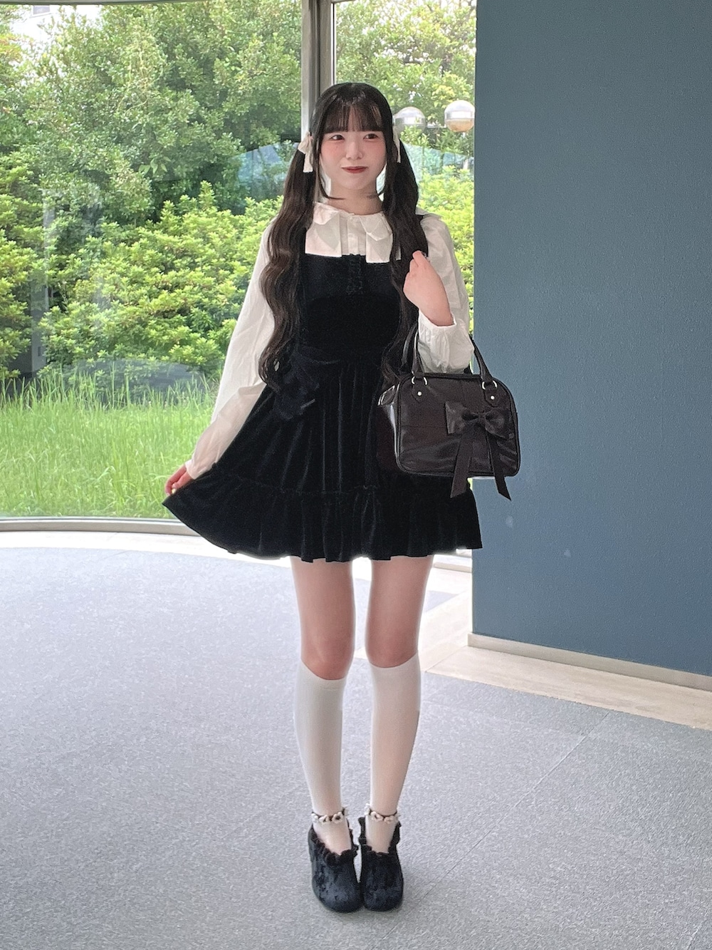 ホワイト系のシャツ/ブラウス、ブラック系のパンプス、ブラック系のワンピースを着用したレディースの秋コーディネートの2枚目の写真