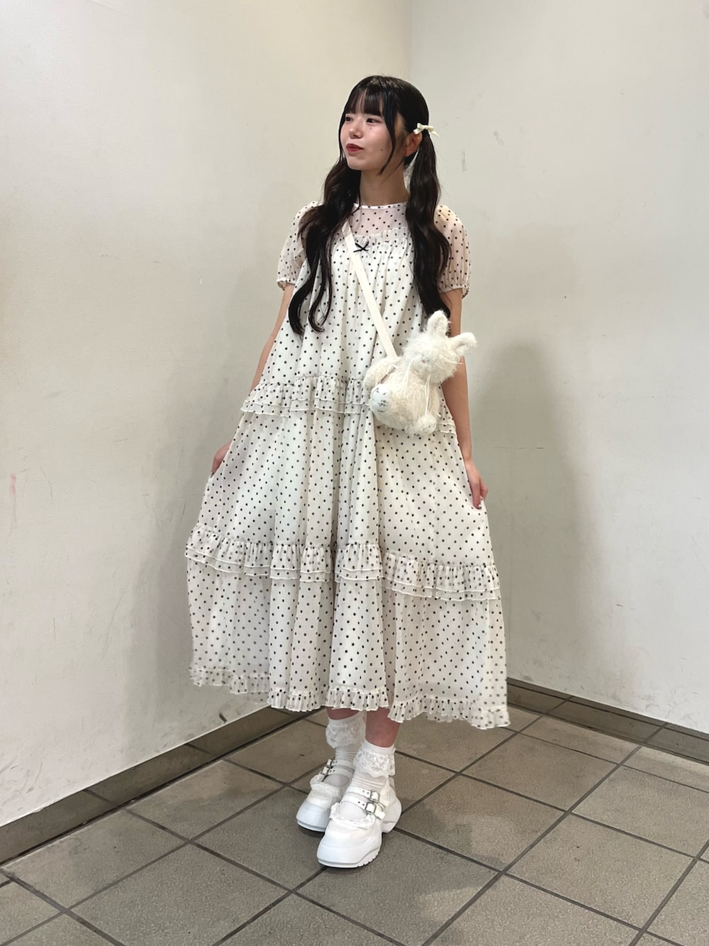 ホワイト系のワンピース、ホワイト系のショルダーバッグ、ホワイト系のスニーカーを着用したレディースの夏コーディネートの2枚目の写真