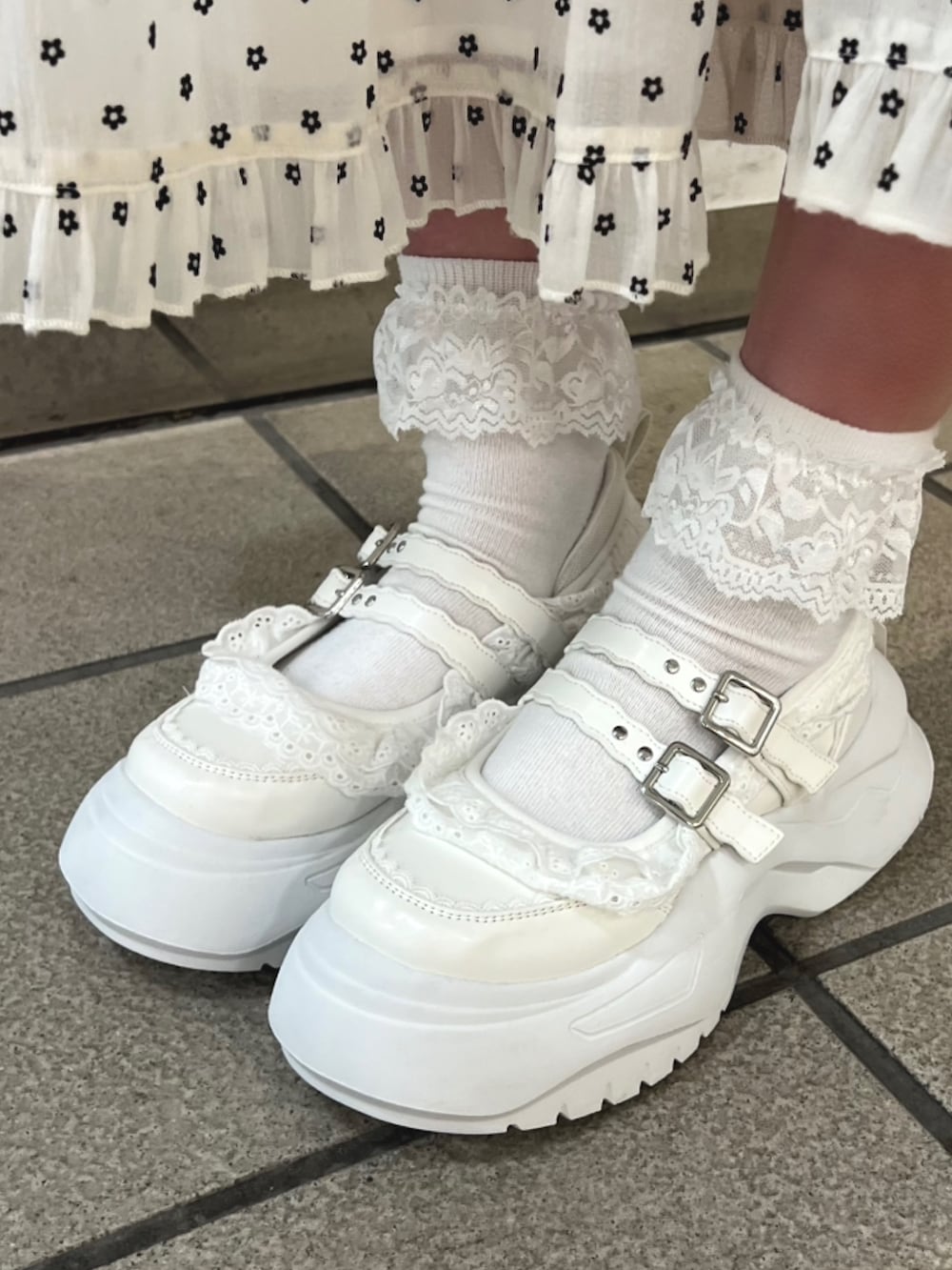 ホワイト系のワンピース、ホワイト系のショルダーバッグ、ホワイト系のスニーカーを着用したレディースの夏コーディネートの8枚目の写真