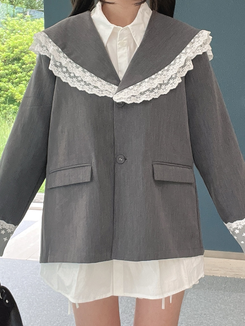 ブラウン系のハンドバッグ、ホワイト系のその他パンツ、ブラック系のパンプスを着用したレディースの秋コーディネートの7枚目の写真