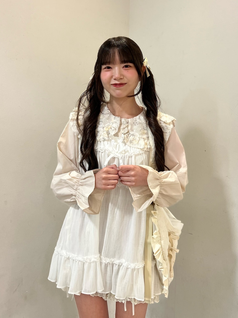 ホワイト系のシャツ/ブラウス、ホワイト系のショルダーバッグ、ピンク系のその他パンツを着用したレディースの夏コーディネートの5枚目の写真