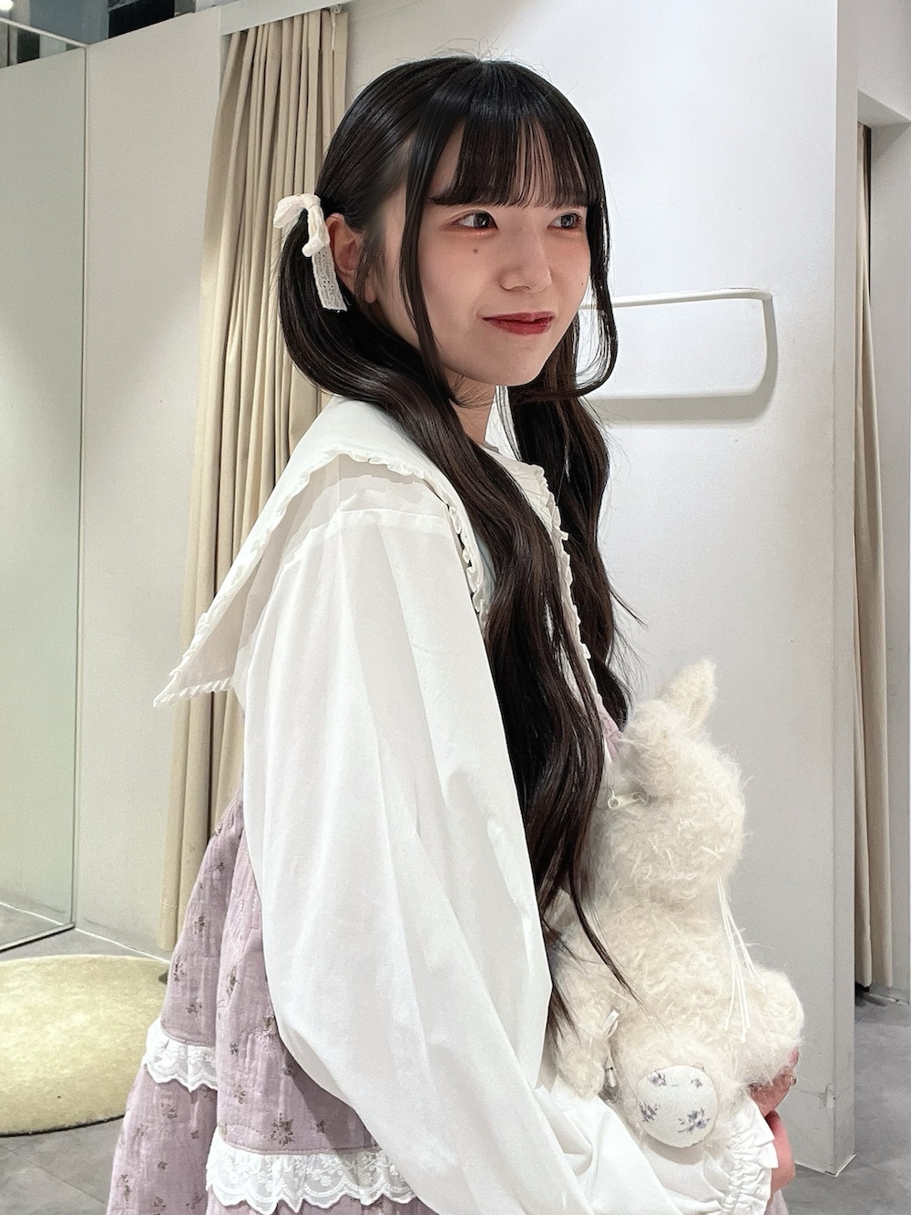 ホワイト系のシャツ/ブラウス、パープル系のワンピース、ホワイト系のスニーカーを着用したレディースの秋コーディネートの7枚目の写真