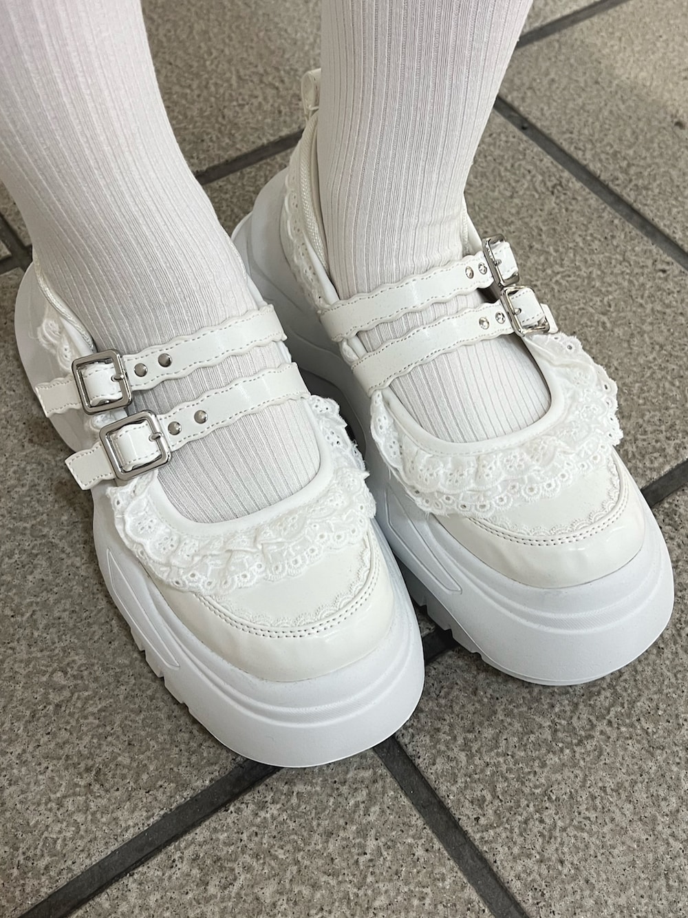 ピンク系のシャツ/ブラウス、ホワイト系のシャツ/ブラウス、グレー系のバックパック/リュックを着用したレディースの夏コーディネートの10枚目の写真