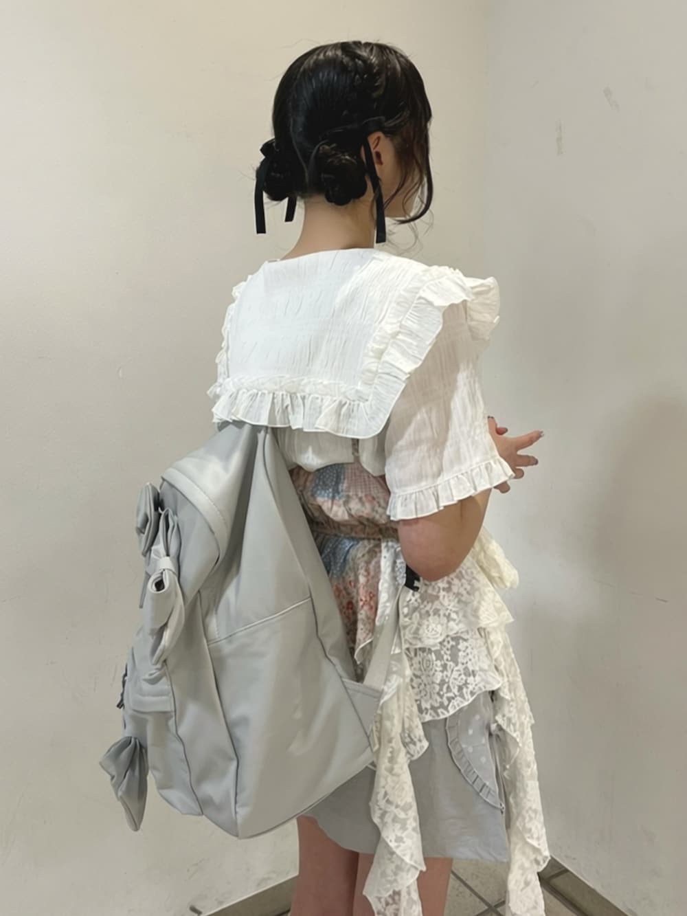 ピンク系のシャツ/ブラウス、ホワイト系のシャツ/ブラウス、グレー系のバックパック/リュックを着用したレディースの夏コーディネートの7枚目の写真