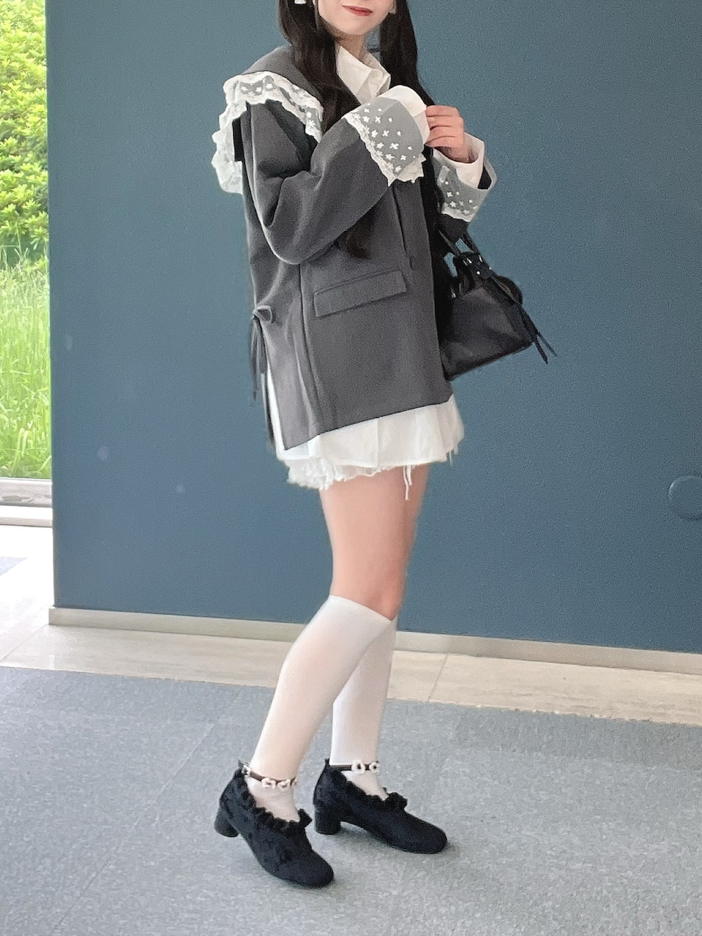 ブラウン系のハンドバッグ、ホワイト系のその他パンツ、ブラック系のパンプスを着用したレディースの秋コーディネートの4枚目の写真
