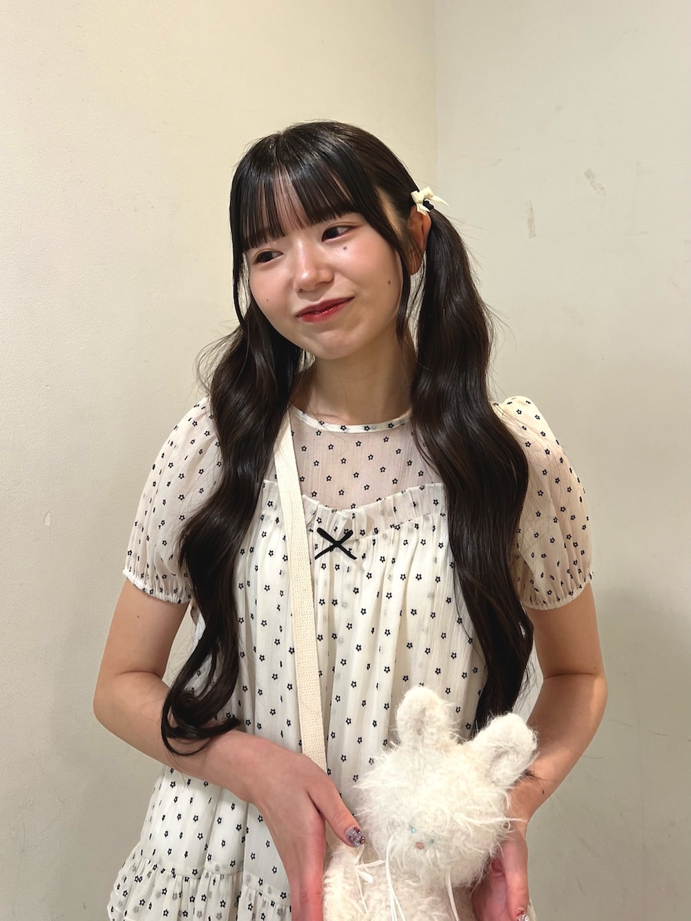 ホワイト系のワンピース、ホワイト系のショルダーバッグ、ホワイト系のスニーカーを着用したレディースの夏コーディネートの5枚目の写真