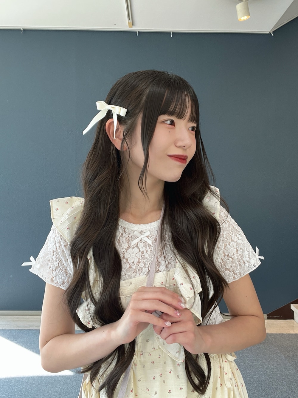ピンク系のスニーカー、ホワイト系のTシャツ/カットソー、その他のワンピースを着用したレディースの夏コーディネートの6枚目の写真