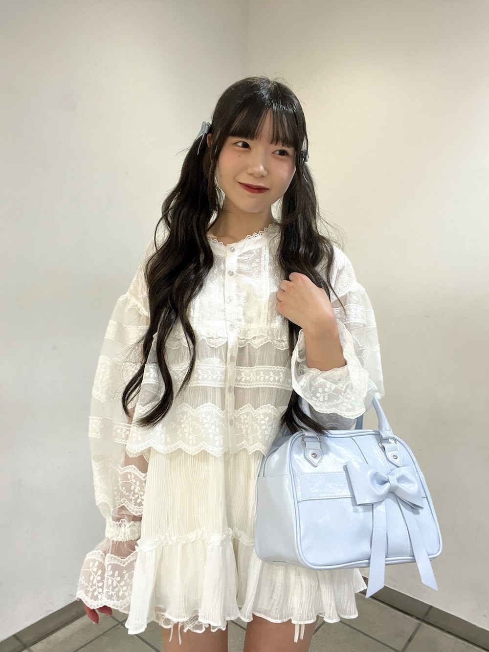 ホワイト系のシャツ/ブラウス、ホワイト系のシャツ/ブラウス、ホワイト系のその他パンツを着用したレディースの夏コーディネートの7枚目の写真