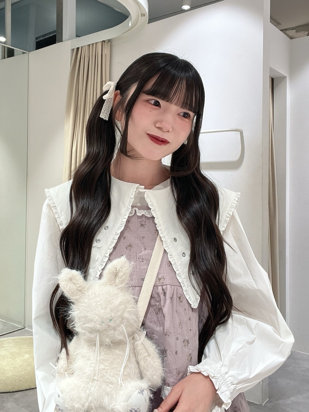 ホワイト系のシャツ/ブラウス、パープル系のワンピース、ホワイト系のスニーカーを着用したレディースの秋コーディネートの6枚目の写真