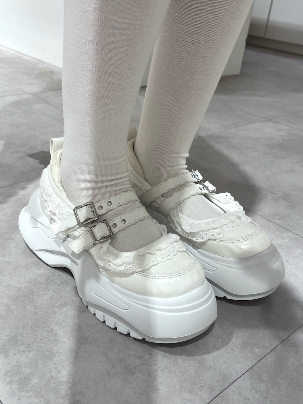 ブルー系のシャツ/ブラウス、ブルー系のシャツ/ブラウス、ブルー系のスカートを着用したレディースの夏コーディネートの9枚目の写真
