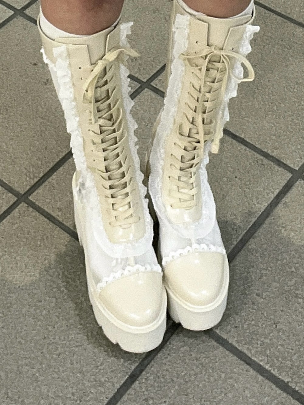ホワイト系のシャツ/ブラウス、ホワイト系のシャツ/ブラウス、ホワイト系のその他パンツを着用したレディースの夏コーディネートの10枚目の写真