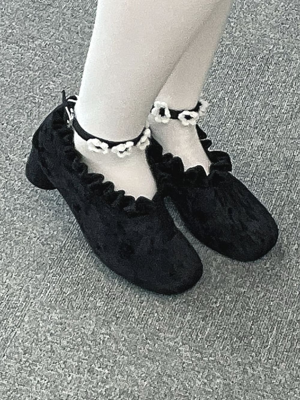 ブラウン系のハンドバッグ、ホワイト系のその他パンツ、ブラック系のパンプスを着用したレディースの秋コーディネートの10枚目の写真