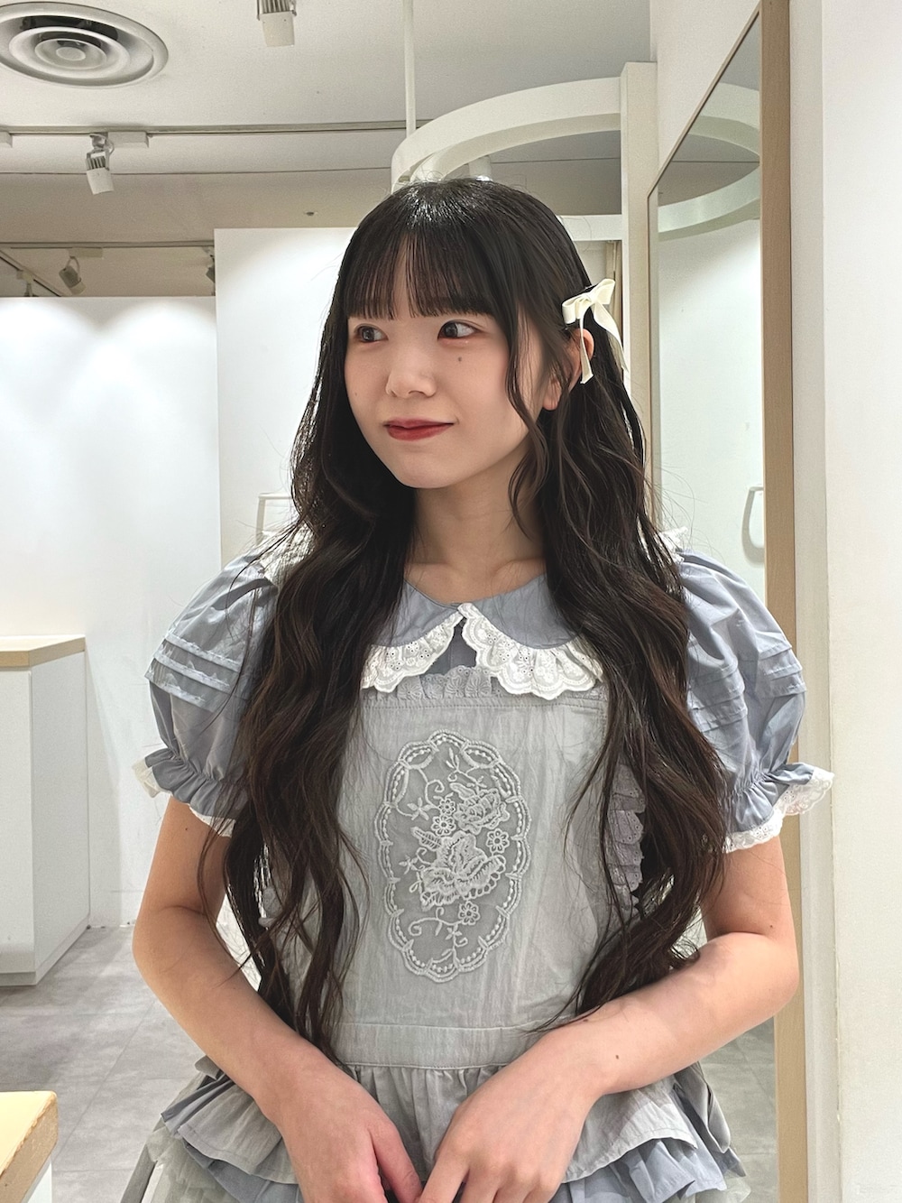 ブルー系のシャツ/ブラウス、ブルー系のシャツ/ブラウス、ブルー系のスカートを着用したレディースの夏コーディネートの7枚目の写真