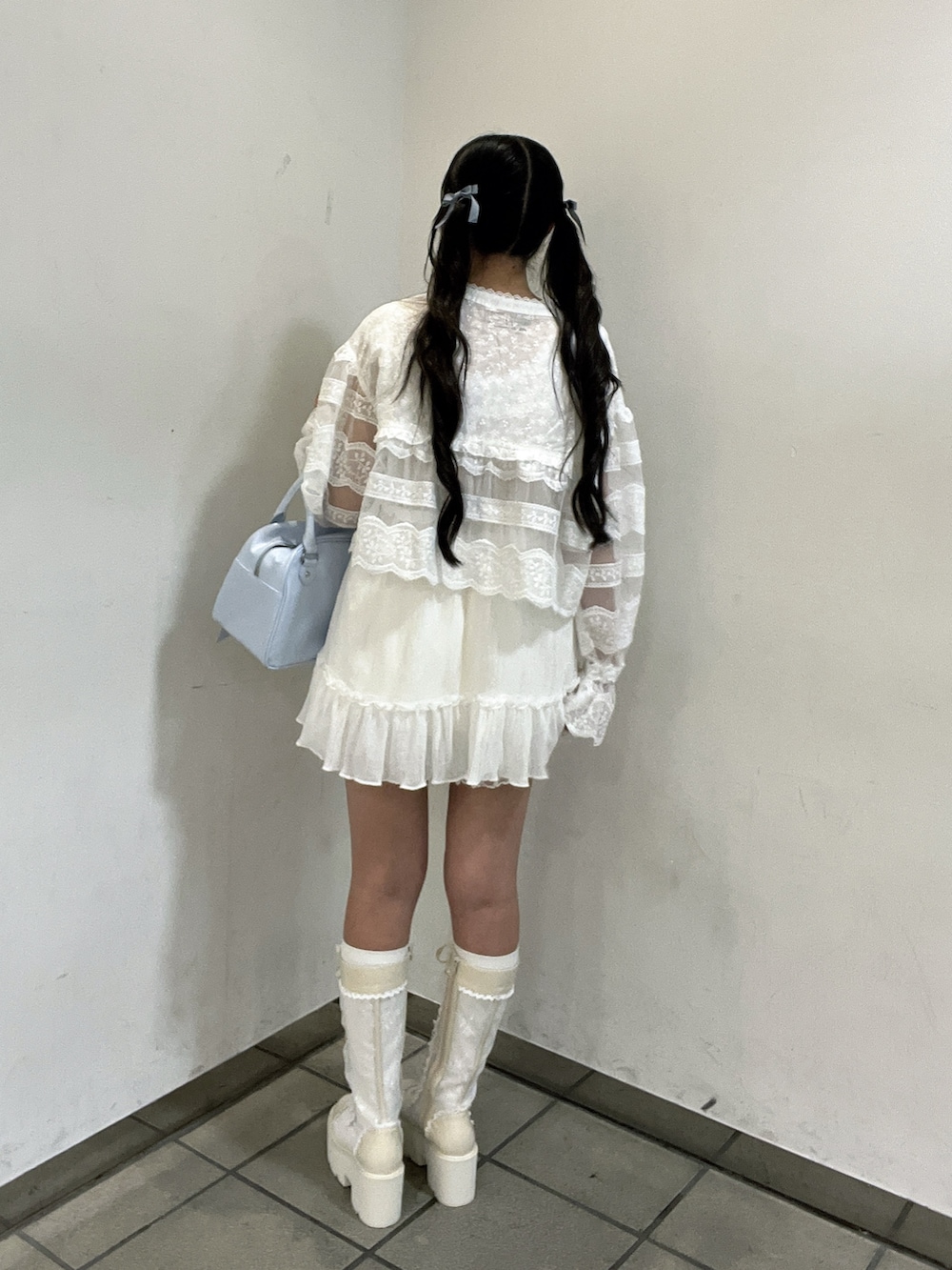 ホワイト系のシャツ/ブラウス、ホワイト系のシャツ/ブラウス、ホワイト系のその他パンツを着用したレディースの夏コーディネートの5枚目の写真