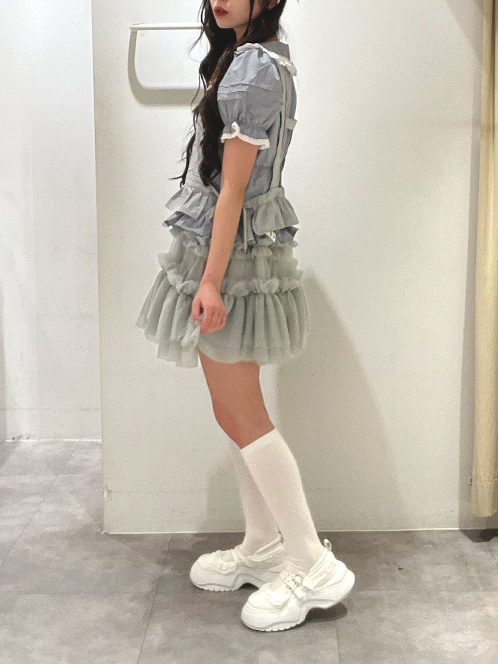 ブルー系のシャツ/ブラウス、ブルー系のシャツ/ブラウス、ブルー系のスカートを着用したレディースの夏コーディネートの4枚目の写真