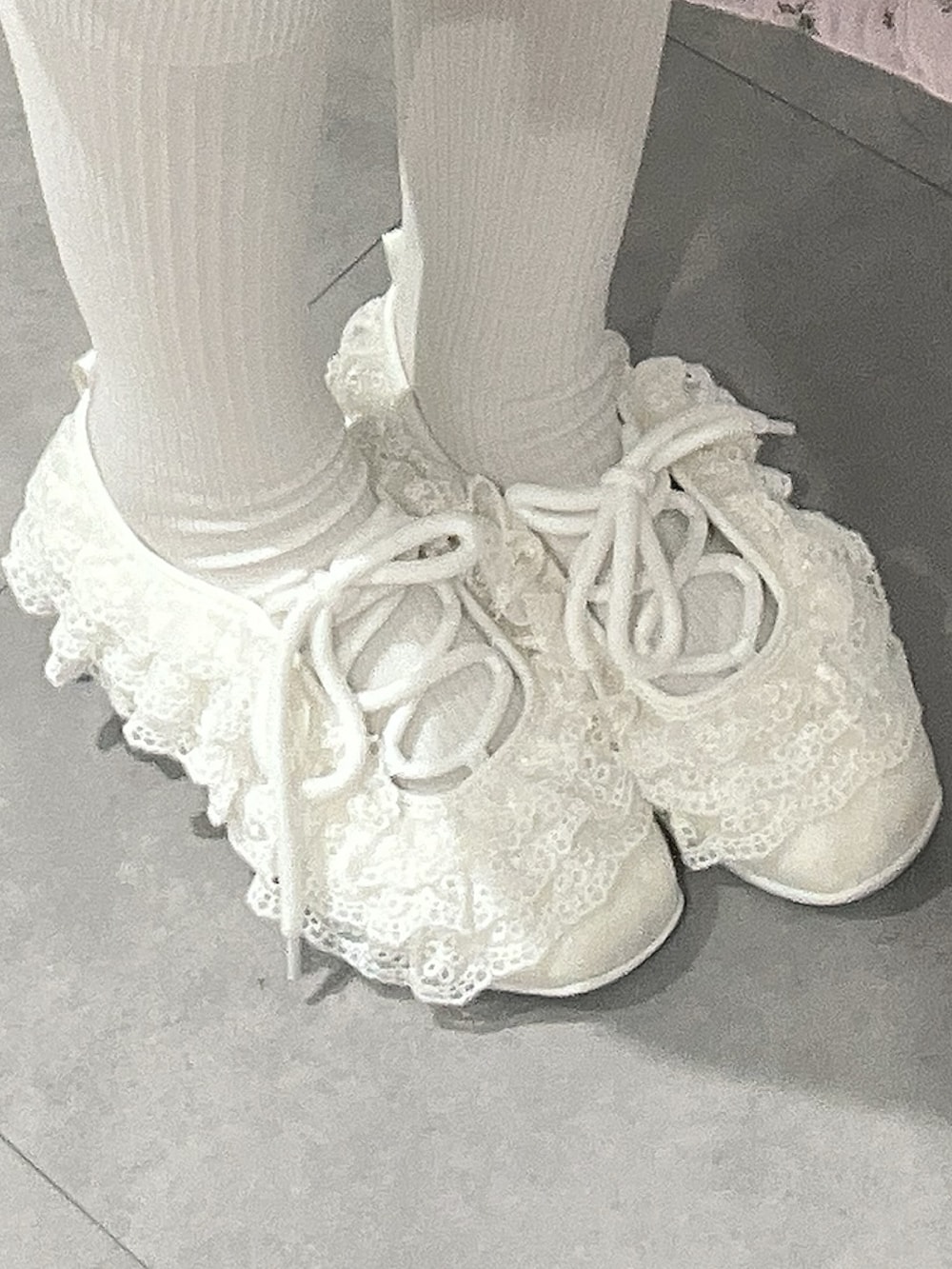 ホワイト系のシャツ/ブラウス、パープル系のワンピース、ホワイト系のスニーカーを着用したレディースの秋コーディネートの10枚目の写真