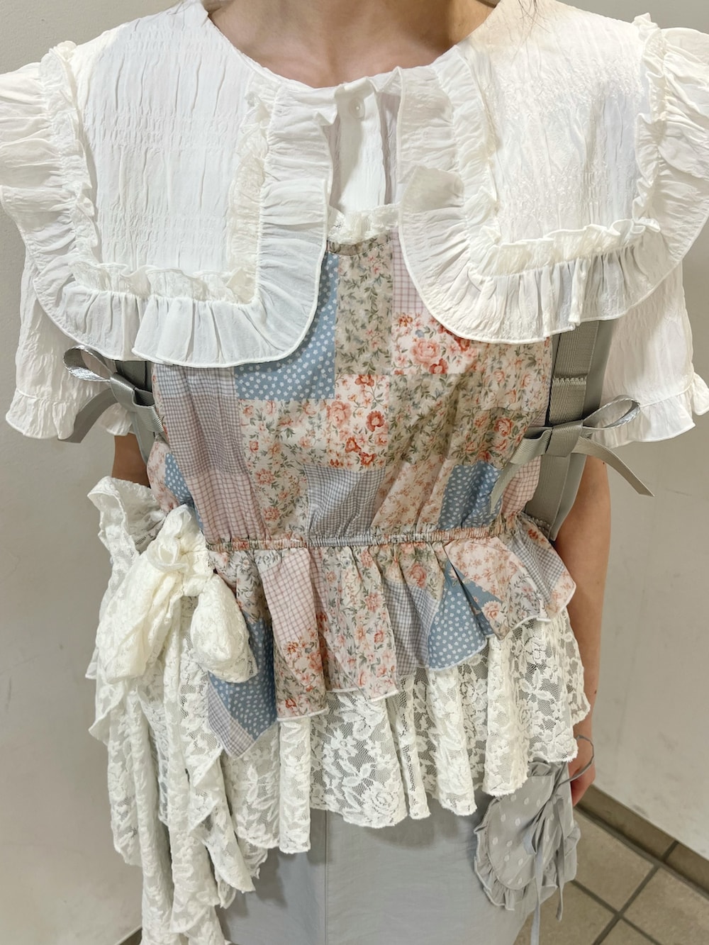 ピンク系のシャツ/ブラウス、ホワイト系のシャツ/ブラウス、グレー系のバックパック/リュックを着用したレディースの夏コーディネートの8枚目の写真