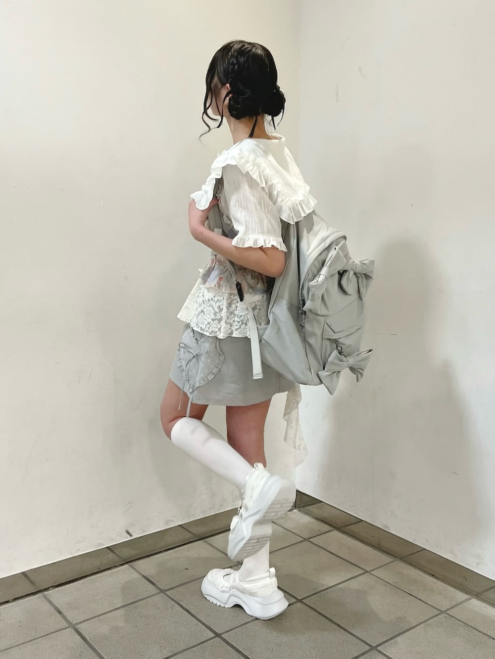 ピンク系のシャツ/ブラウス、ホワイト系のシャツ/ブラウス、グレー系のバックパック/リュックを着用したレディースの夏コーディネートの3枚目の写真