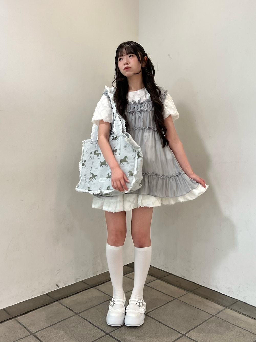 ホワイト系のスニーカー、ブルー系のシャツ/ブラウス、ホワイト系のワンピースを着用したレディースの夏コーディネートの2枚目の写真