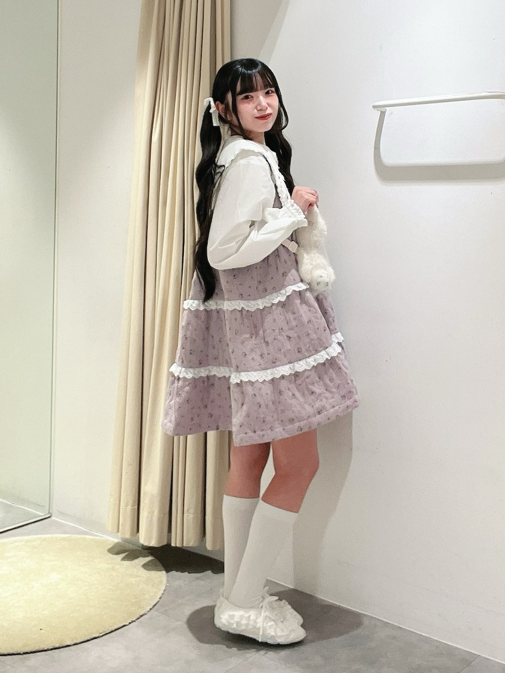 ホワイト系のシャツ/ブラウス、パープル系のワンピース、ホワイト系のスニーカーを着用したレディースの秋コーディネートの2枚目の写真