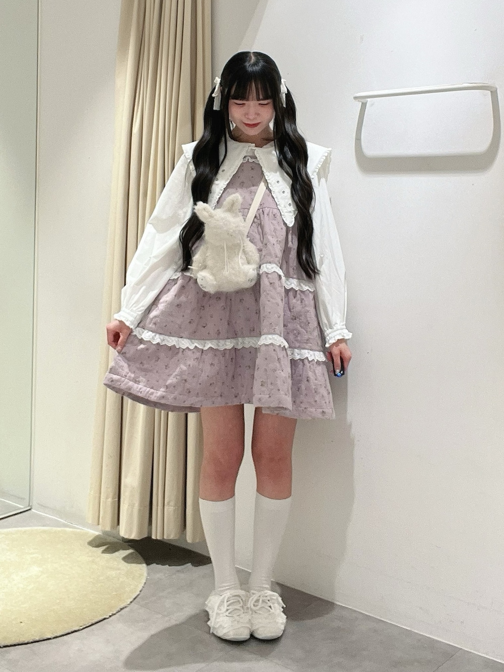 ホワイト系のシャツ/ブラウス、パープル系のワンピース、ホワイト系のスニーカーを着用したレディースの秋コーディネートの4枚目の写真