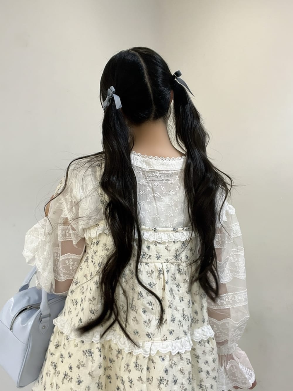 ホワイト系のシャツ/ブラウス、ブルー系のワンピース、ブルー系のハンドバッグを着用したレディースの夏コーディネートの5枚目の写真