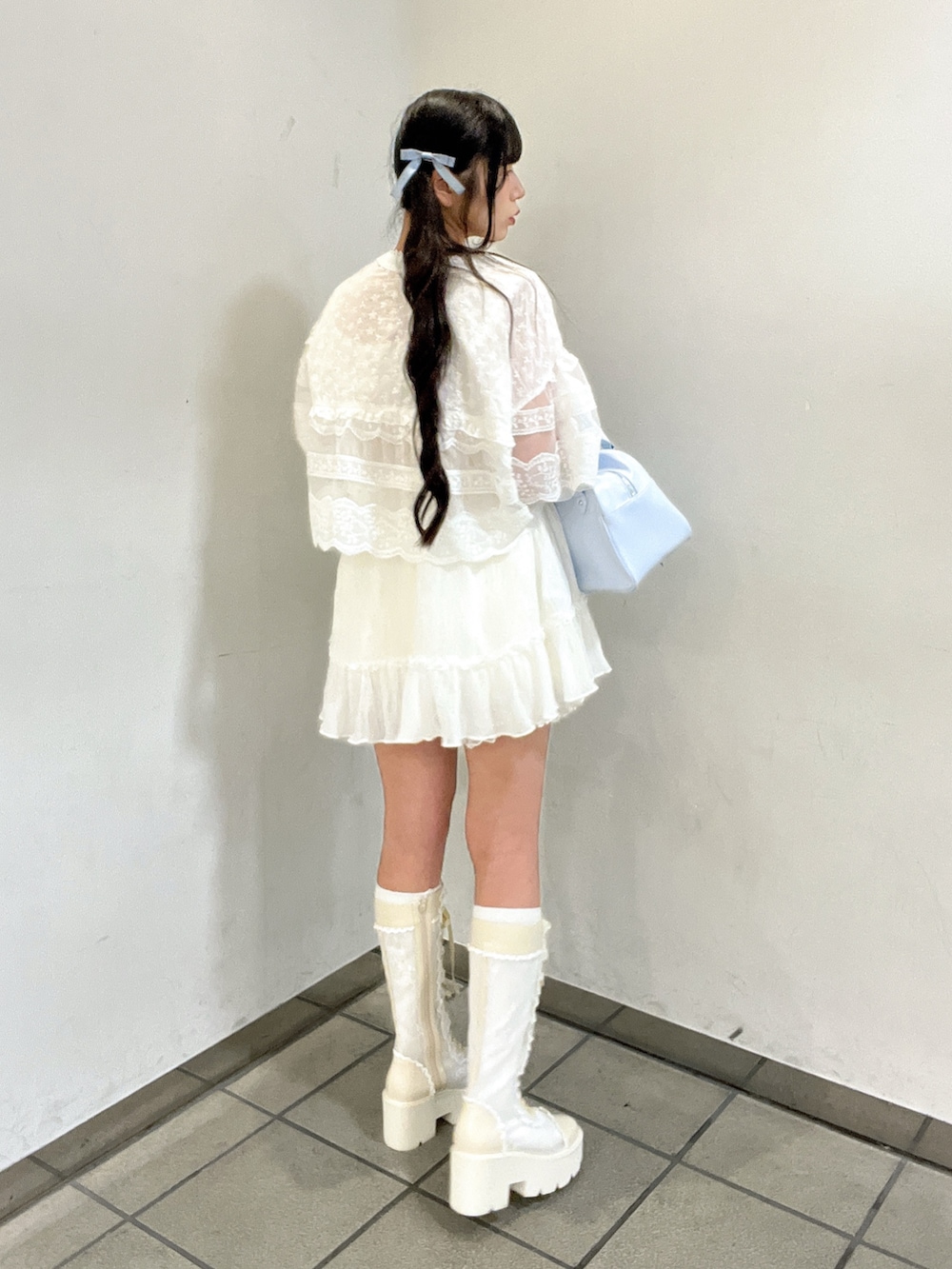 ホワイト系のシャツ/ブラウス、ホワイト系のシャツ/ブラウス、ホワイト系のその他パンツを着用したレディースの夏コーディネートの4枚目の写真