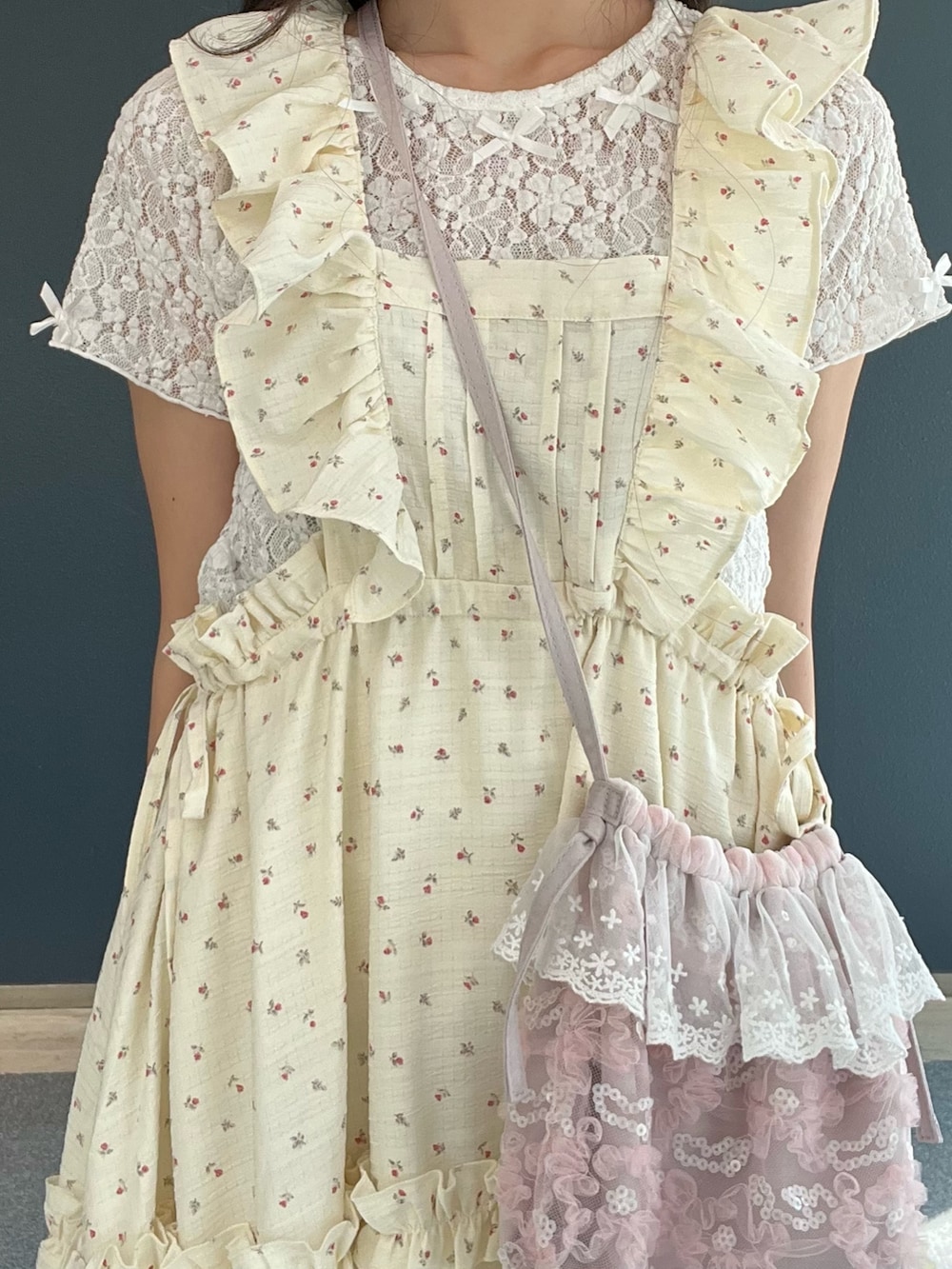 ピンク系のスニーカー、ホワイト系のTシャツ/カットソー、その他のワンピースを着用したレディースの夏コーディネートの8枚目の写真