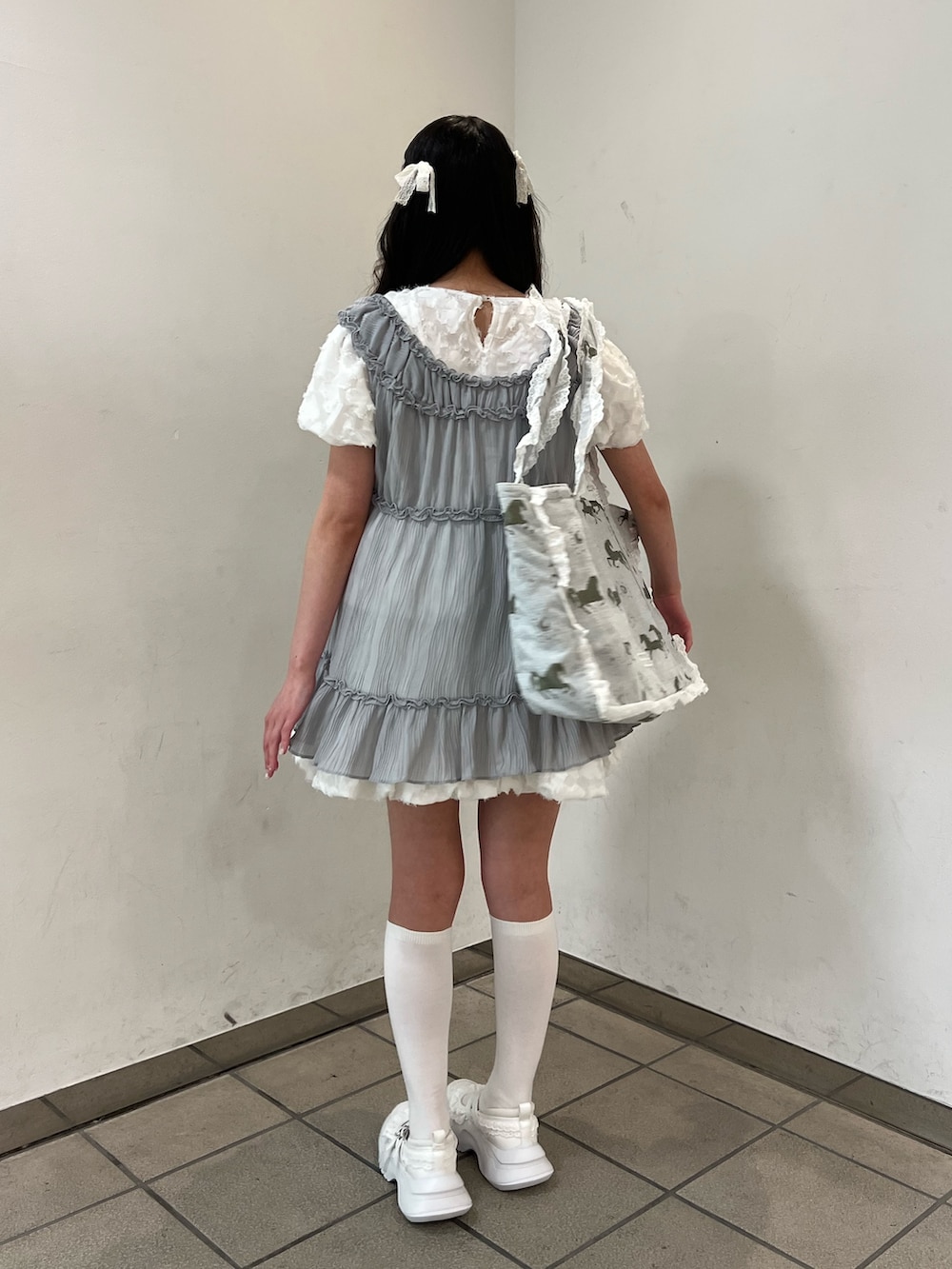 ホワイト系のスニーカー、ブルー系のシャツ/ブラウス、ホワイト系のワンピースを着用したレディースの夏コーディネートの4枚目の写真