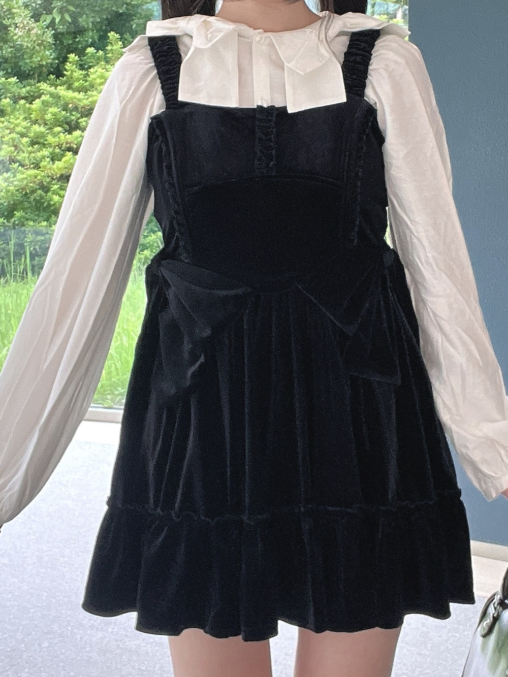 ホワイト系のシャツ/ブラウス、ブラック系のパンプス、ブラック系のワンピースを着用したレディースの秋コーディネートの7枚目の写真