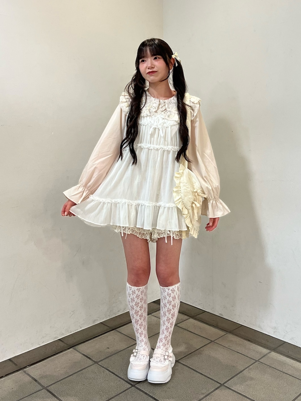 ホワイト系のシャツ/ブラウス、ホワイト系のショルダーバッグ、ピンク系のその他パンツを着用したレディースの夏コーディネートの2枚目の写真
