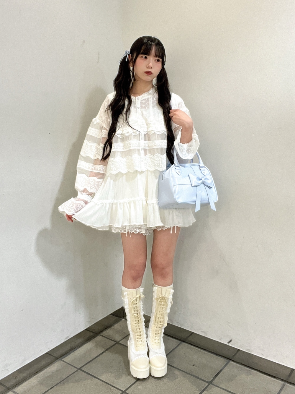 ホワイト系のシャツ/ブラウス、ホワイト系のシャツ/ブラウス、ホワイト系のその他パンツを着用したレディースの夏コーディネートの2枚目の写真