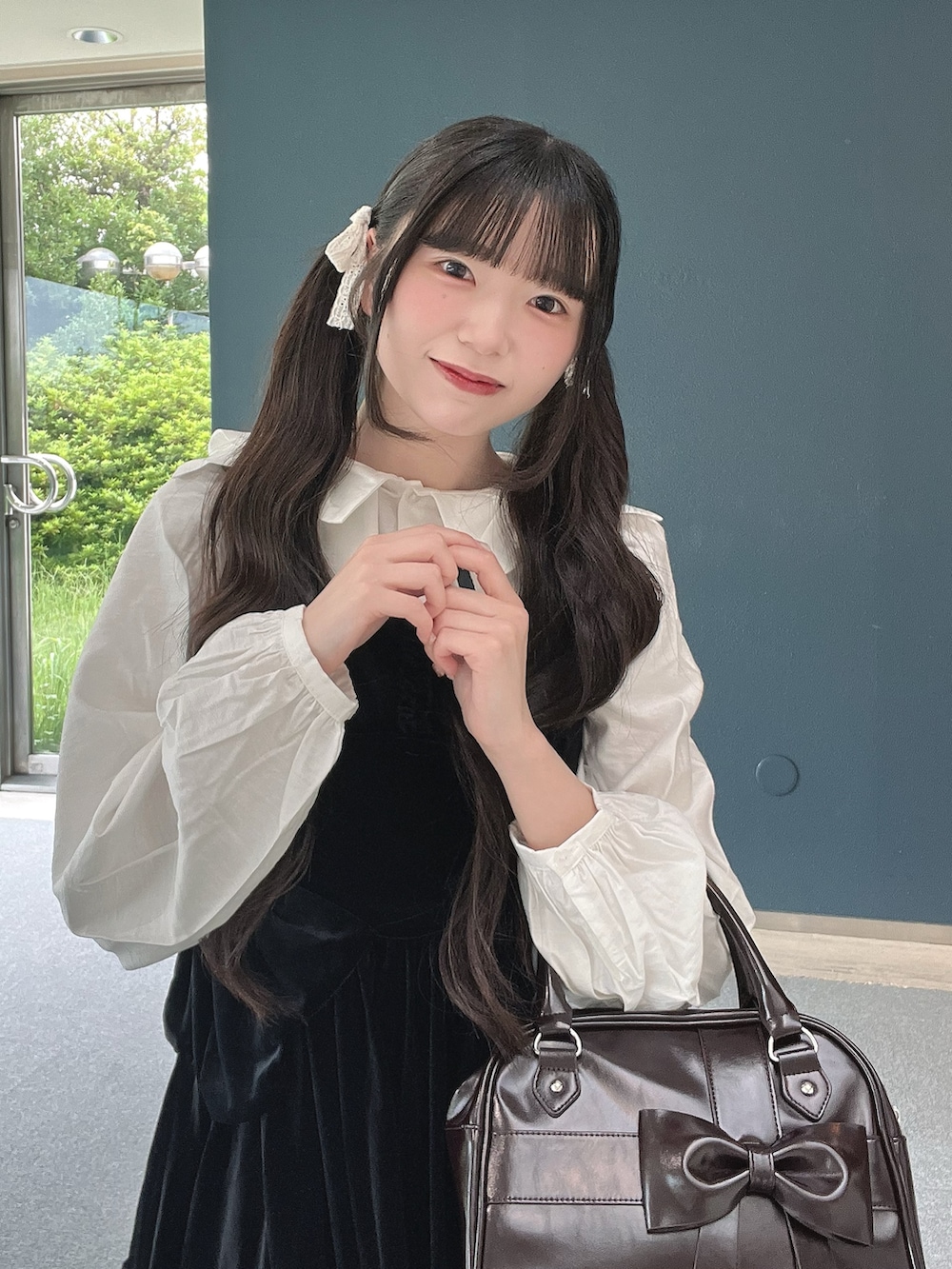 ホワイト系のシャツ/ブラウス、ブラック系のパンプス、ブラック系のワンピースを着用したレディースの秋コーディネートの6枚目の写真