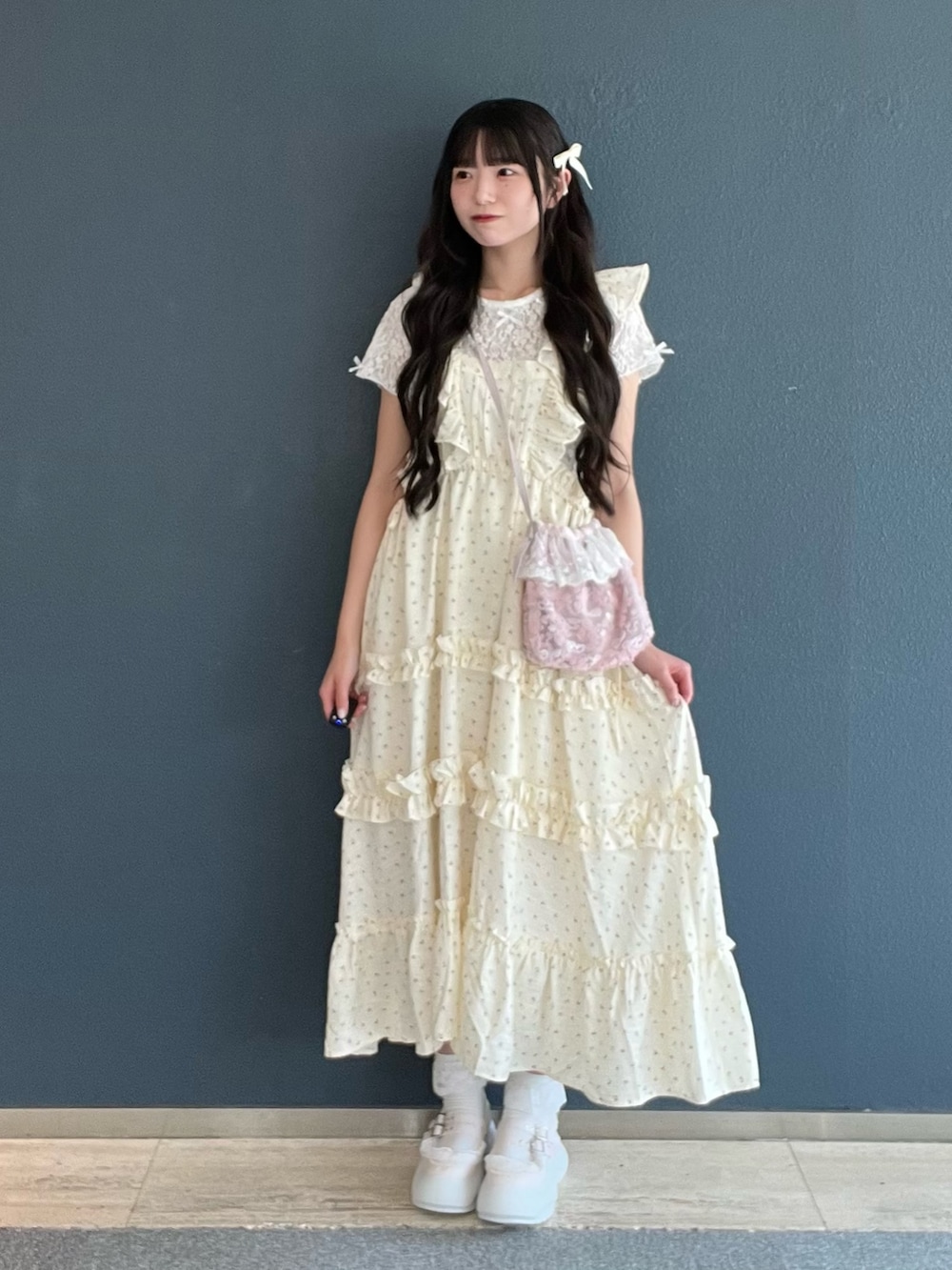 ピンク系のスニーカー、ホワイト系のTシャツ/カットソー、その他のワンピースを着用したレディースの夏コーディネートの2枚目の写真