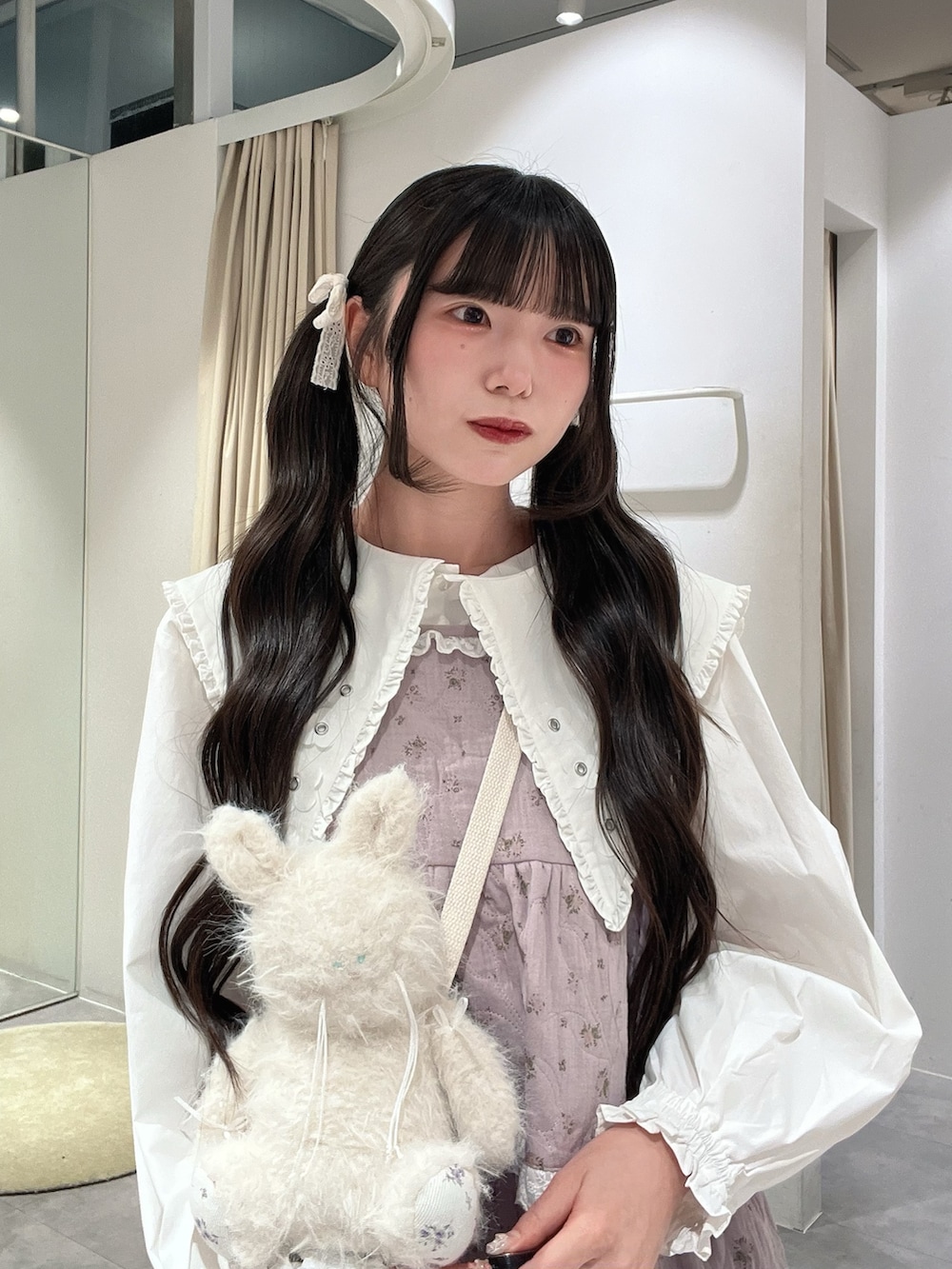 ホワイト系のシャツ/ブラウス、パープル系のワンピース、ホワイト系のスニーカーを着用したレディースの秋コーディネートの5枚目の写真