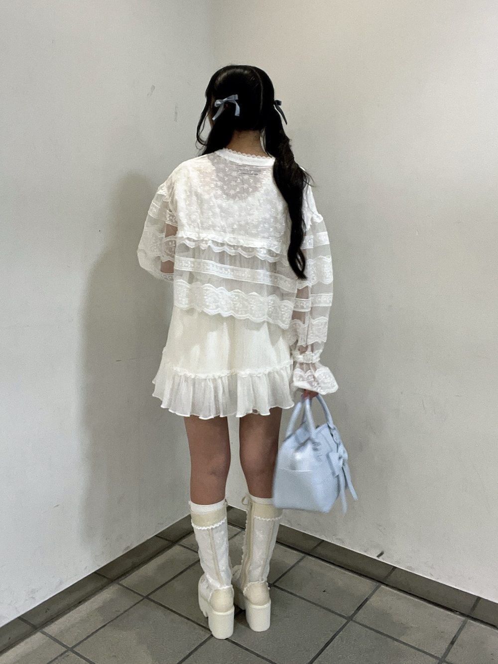 ホワイト系のシャツ/ブラウス、ホワイト系のシャツ/ブラウス、ホワイト系のその他パンツを着用したレディースの夏コーディネートの6枚目の写真