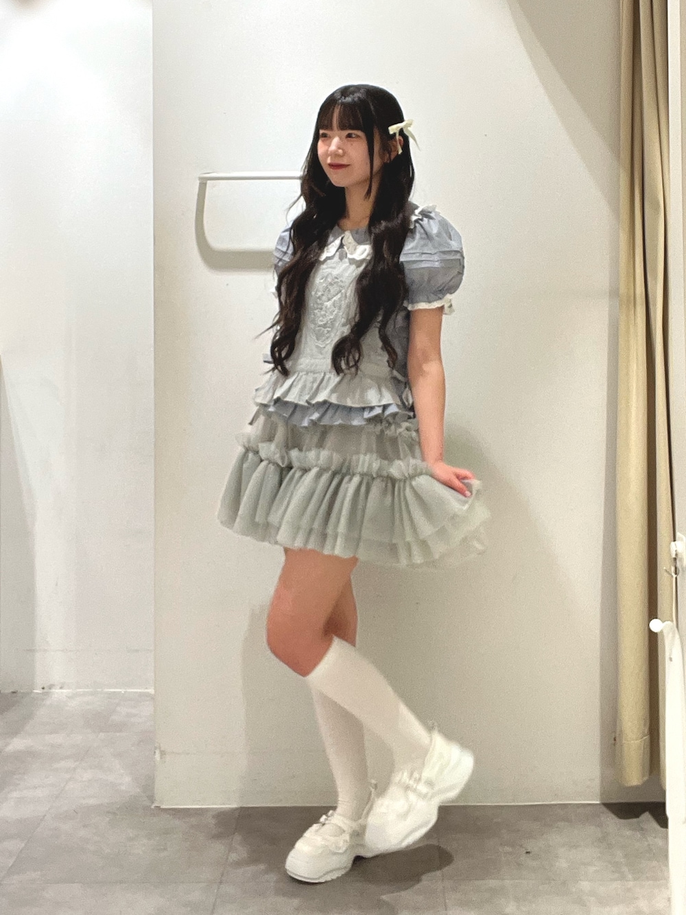 ブルー系のシャツ/ブラウス、ブルー系のシャツ/ブラウス、ブルー系のスカートを着用したレディースの夏コーディネートの3枚目の写真