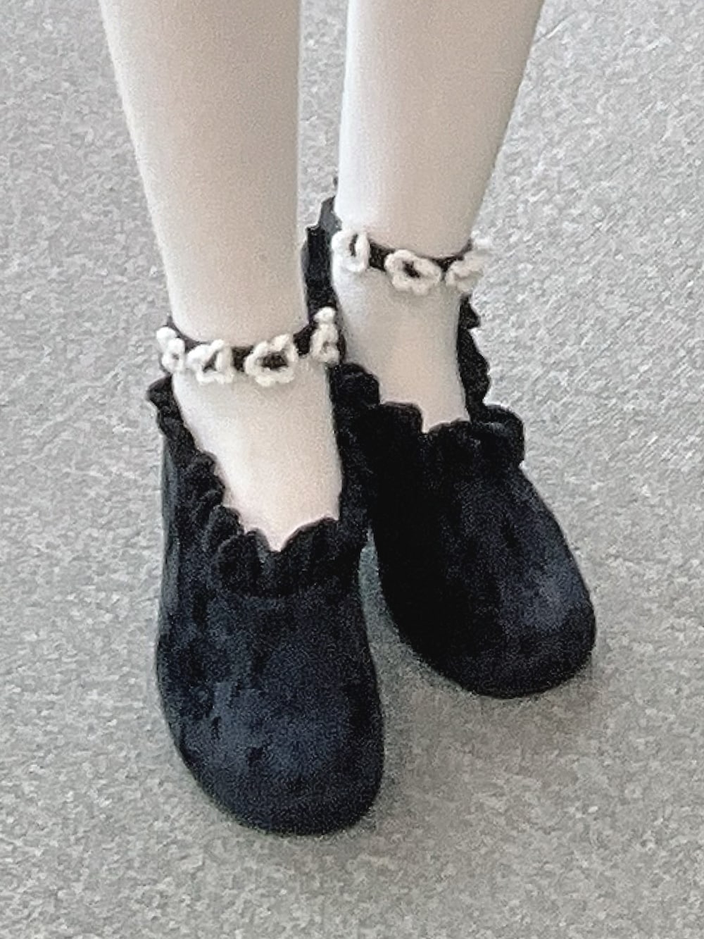 ホワイト系のシャツ/ブラウス、ブラック系のパンプス、ブラック系のワンピースを着用したレディースの秋コーディネートの9枚目の写真