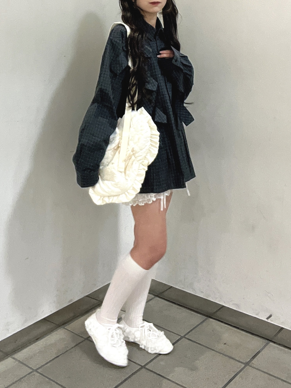 グリーン系のシャツ/ブラウス、ホワイト系のその他パンツ、ホワイト系のショルダーバッグを着用したレディースの秋コーディネートの3枚目の写真