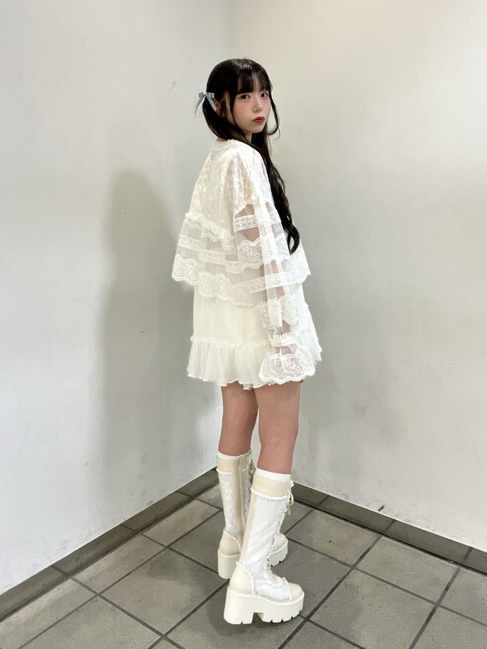 ホワイト系のシャツ/ブラウス、ホワイト系のシャツ/ブラウス、ホワイト系のその他パンツを着用したレディースの夏コーディネートの3枚目の写真