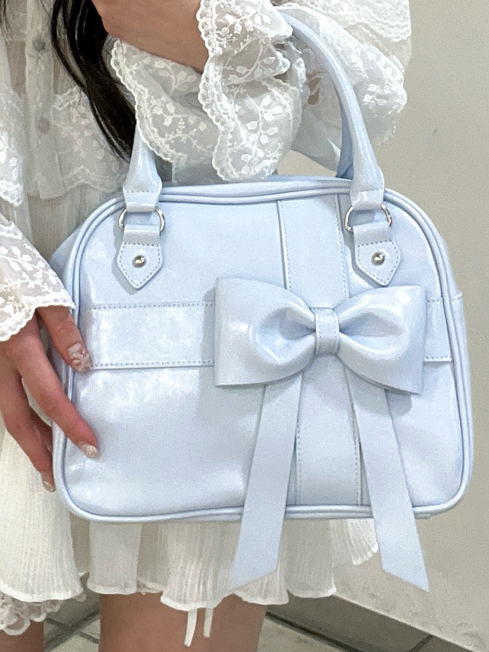 ホワイト系のシャツ/ブラウス、ホワイト系のシャツ/ブラウス、ホワイト系のその他パンツを着用したレディースの夏コーディネートの9枚目の写真