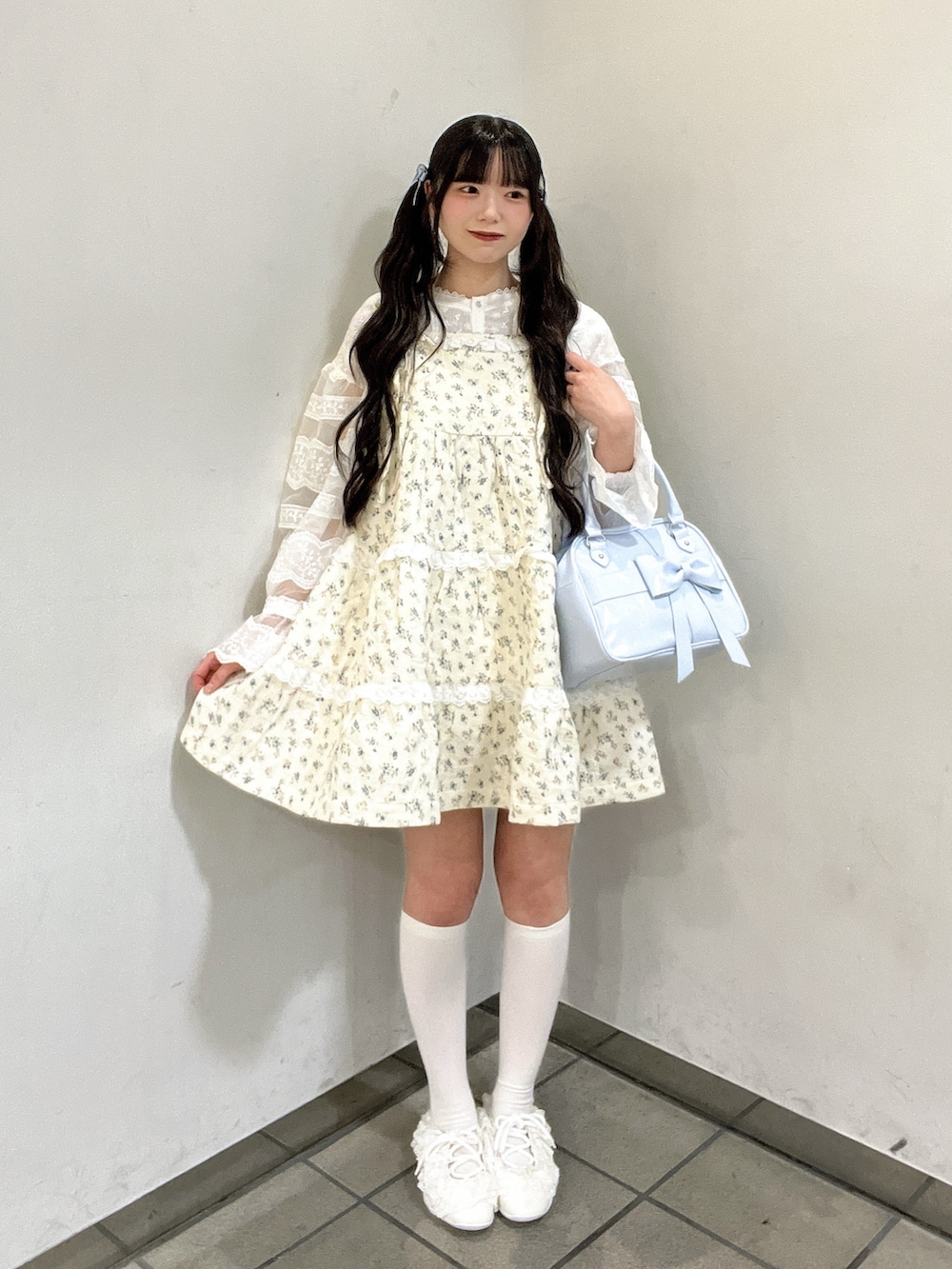 ホワイト系のシャツ/ブラウス、ブルー系のワンピース、ブルー系のハンドバッグを着用したレディースの夏コーディネートの2枚目の写真