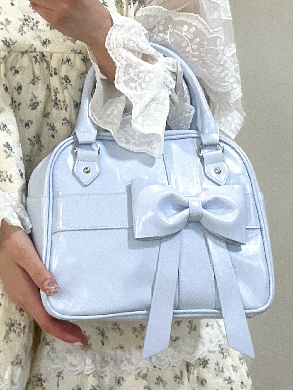 ホワイト系のシャツ/ブラウス、ブルー系のワンピース、ブルー系のハンドバッグを着用したレディースの夏コーディネートの7枚目の写真