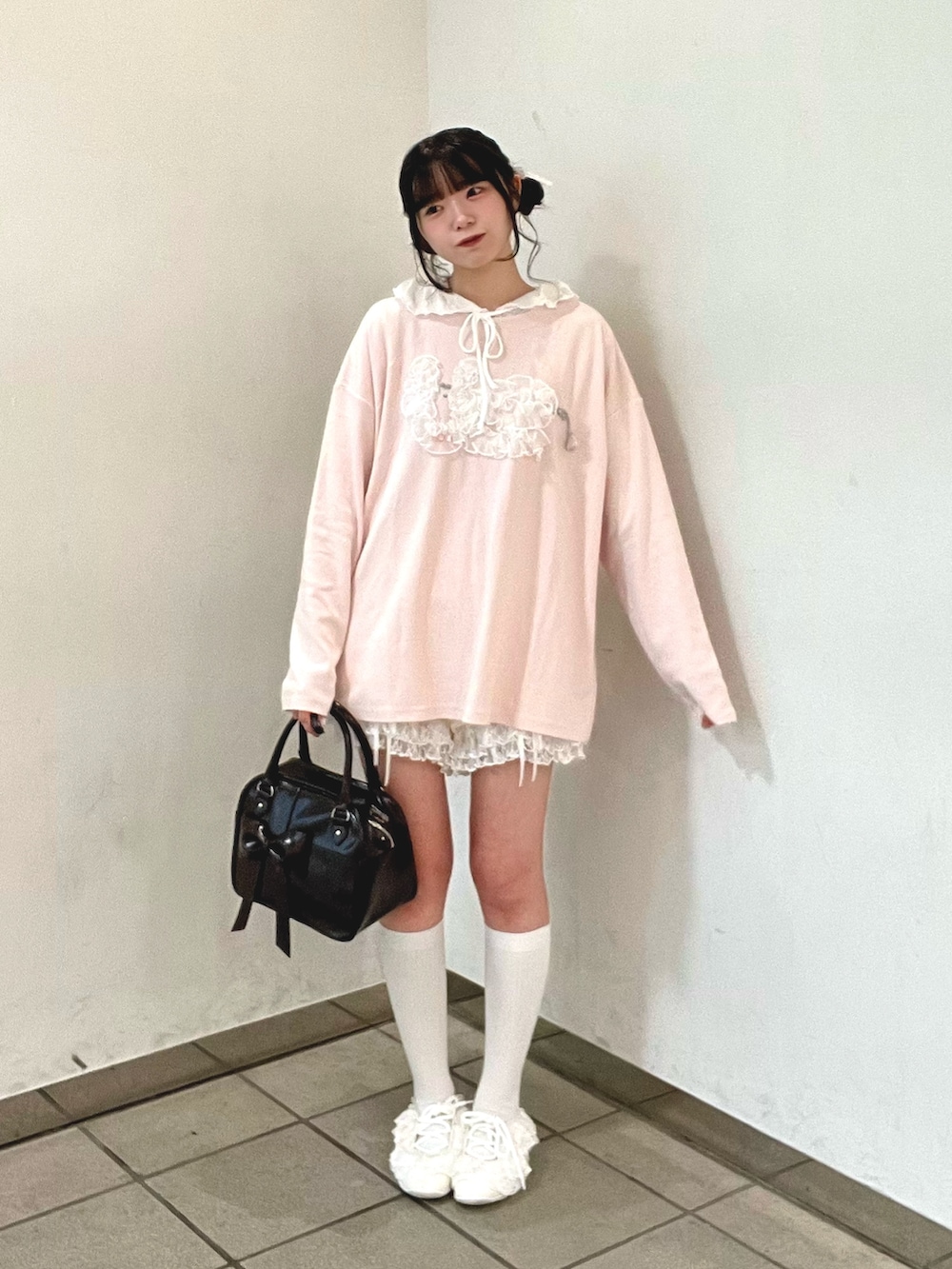 ブラウン系のハンドバッグ、ホワイト系のその他パンツ、ホワイト系のスニーカーを着用したレディースの秋コーディネートの2枚目の写真