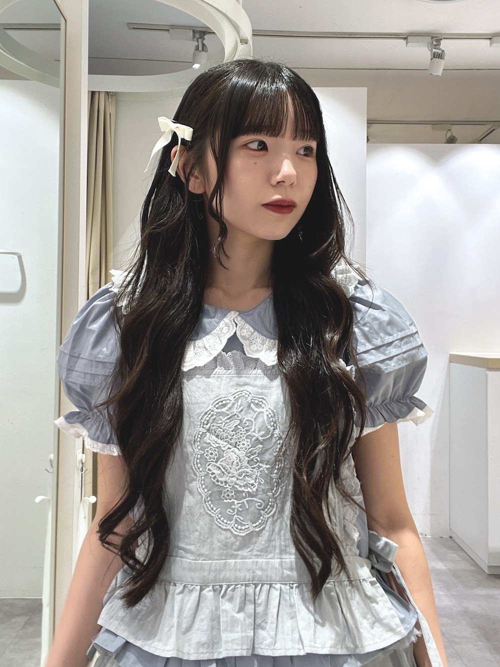 ブルー系のシャツ/ブラウス、ブルー系のシャツ/ブラウス、ブルー系のスカートを着用したレディースの夏コーディネートの6枚目の写真