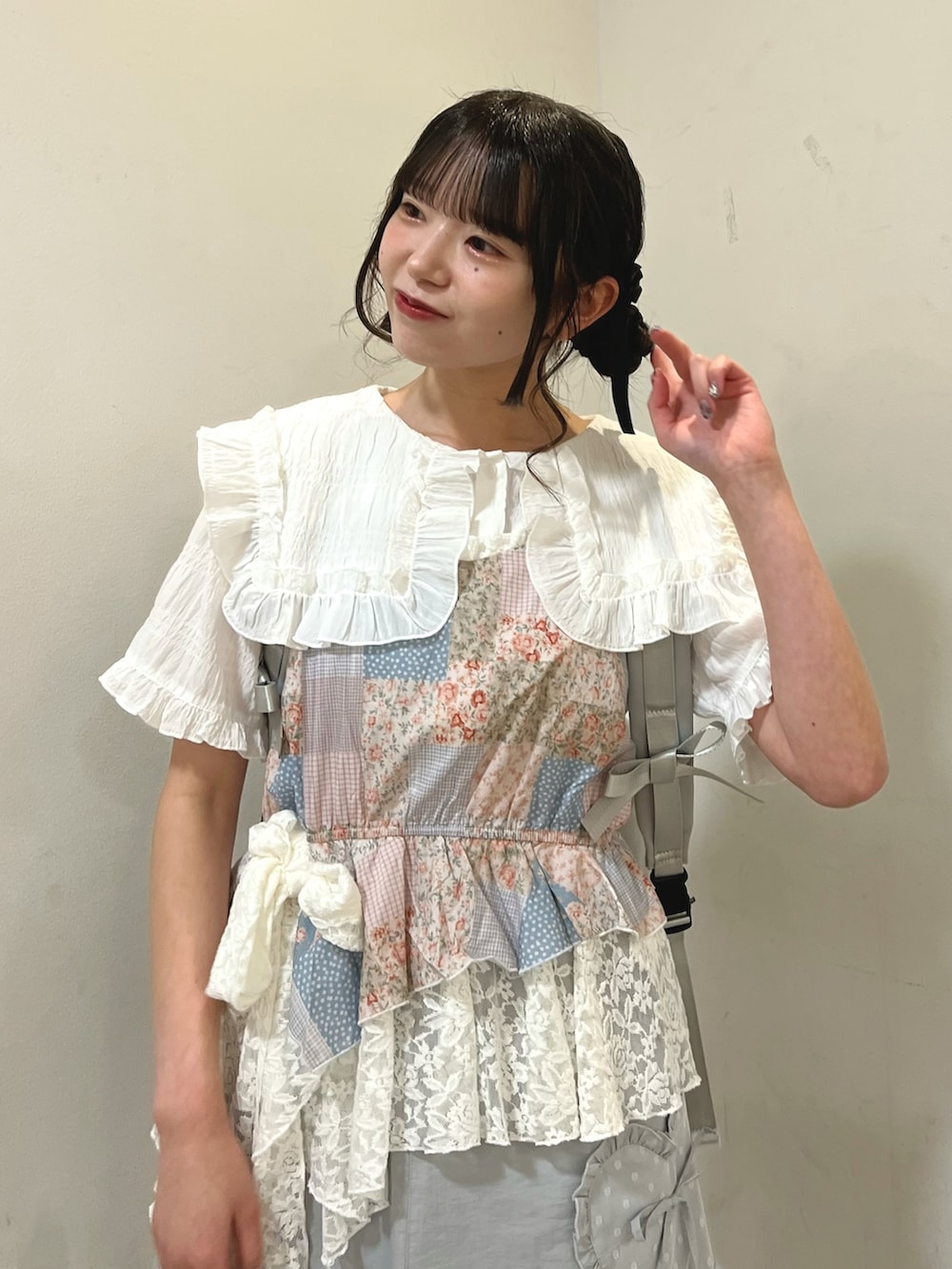 ピンク系のシャツ/ブラウス、ホワイト系のシャツ/ブラウス、グレー系のバックパック/リュックを着用したレディースの夏コーディネートの6枚目の写真